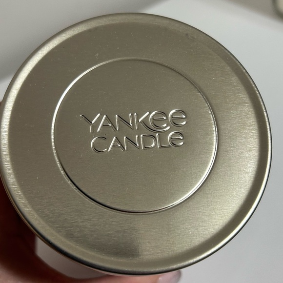 Yankee Candle Cherries on Snow Red Jar Candle - Picture 4 of 4